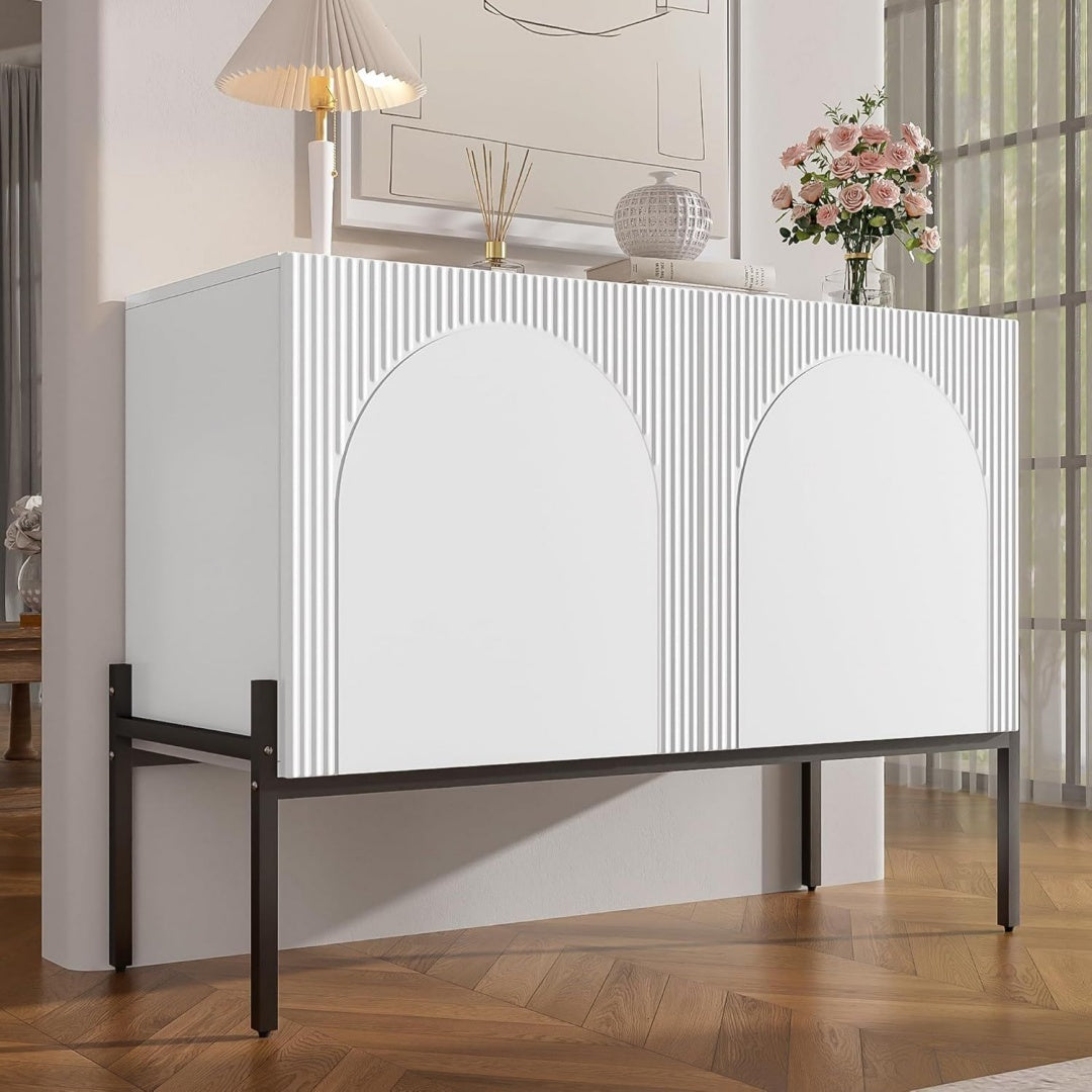 2 Tueren und strukturierte Fronten an dem Sideboard
