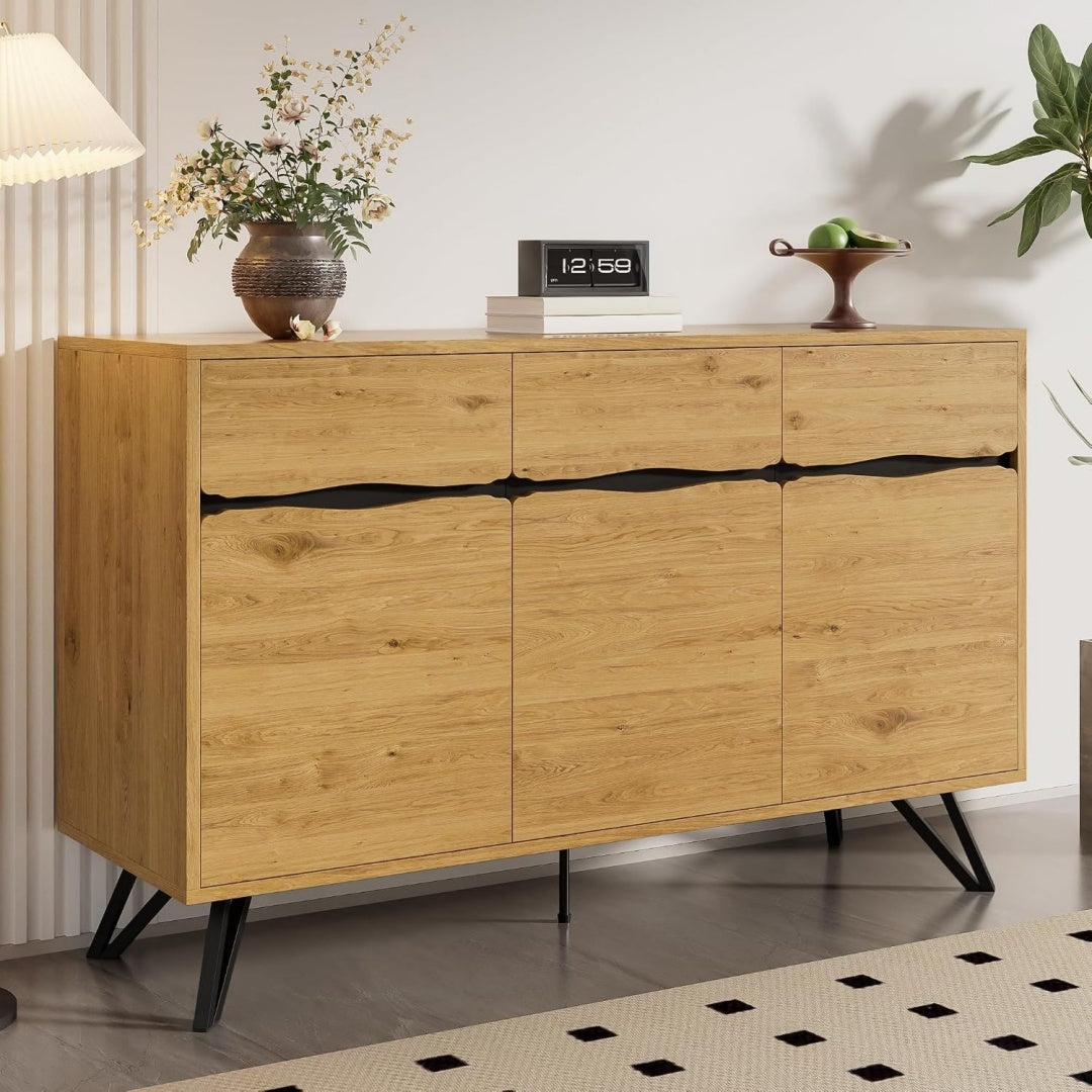 3 Tueren treffen bei dem Sideboard auf ein Metallgestell