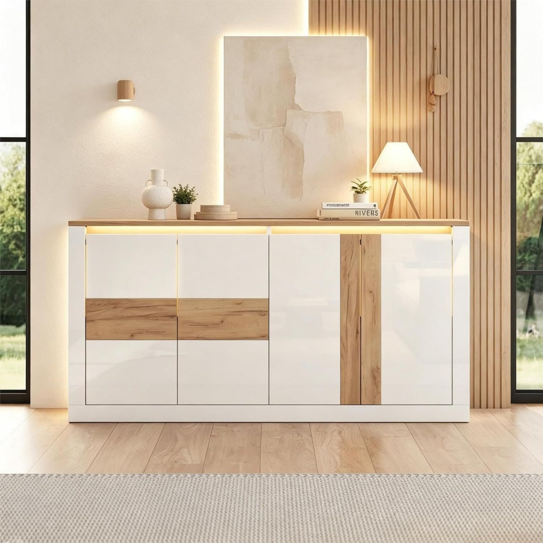 4 Tueren treffen auf Holzoptik an dem Sideboard