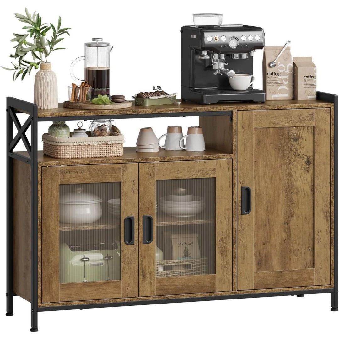 3 Tueren praegen das Sideboard aus Metall