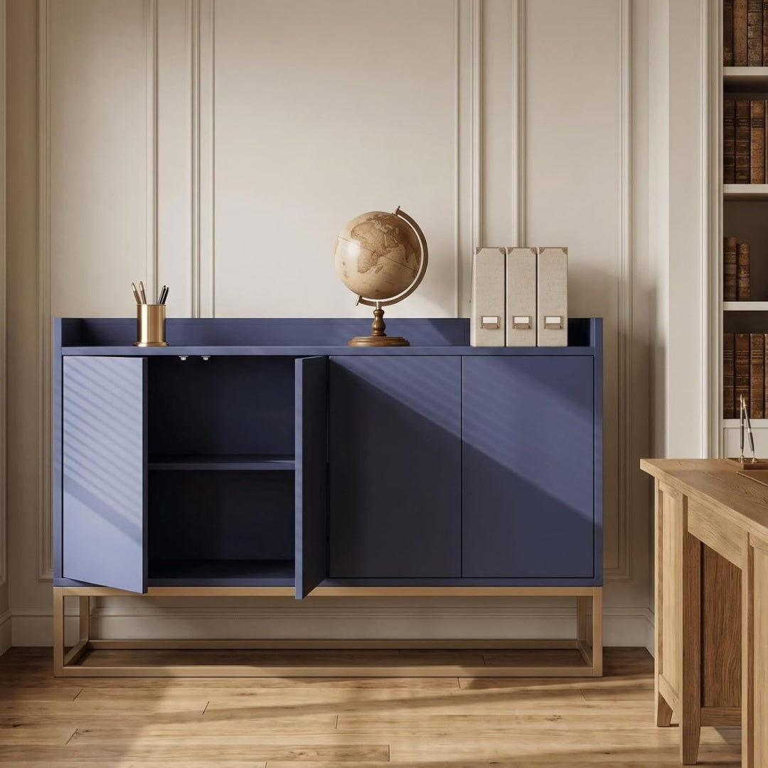 Verstellbare Ablagen treffen auf 4 Tueren an dem Sideboard