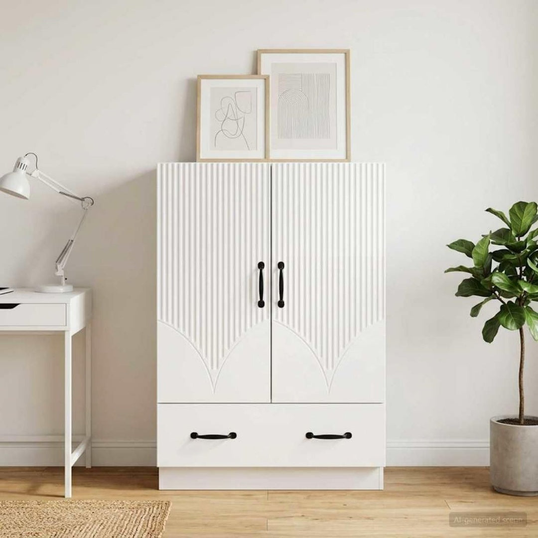 Sideboard mit offenen Ablagen, glaenzenden Oberflaechen und geschlossenem Stauraum