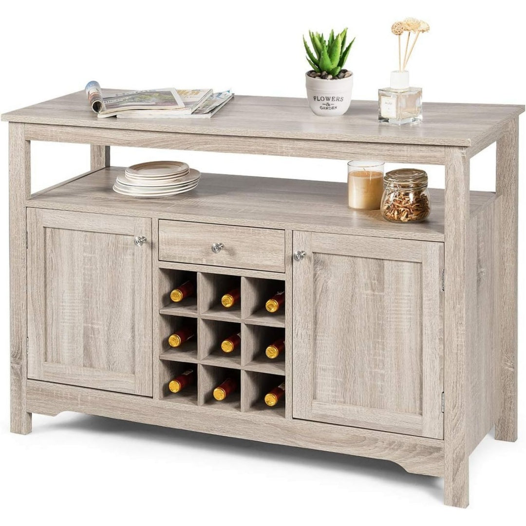 Offene Ablagen treffen auf verstellbare Ablagen an dem Sideboard