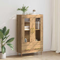 Glastueren und Metallgriffe an dem Sideboard