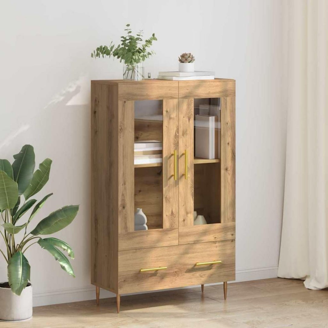 Glastueren und Metallgriffe an dem Sideboard