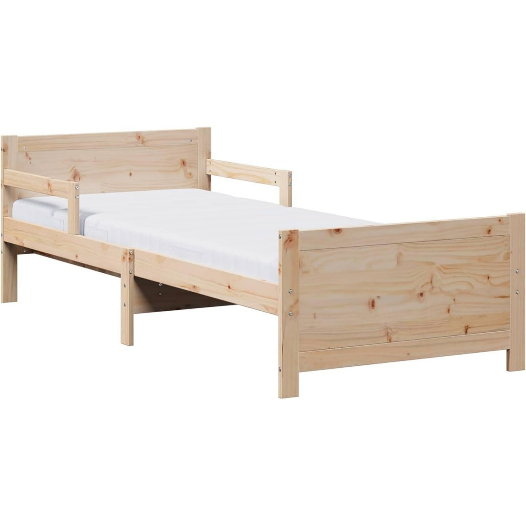 Das Bettgestell misst 80 x 200 cm in Naturbraun