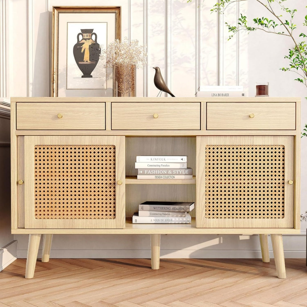 Schiebetueren und 3 Schubladen an dem Sideboard