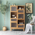 Sideboard aus Massivholz zeigt Glastueren