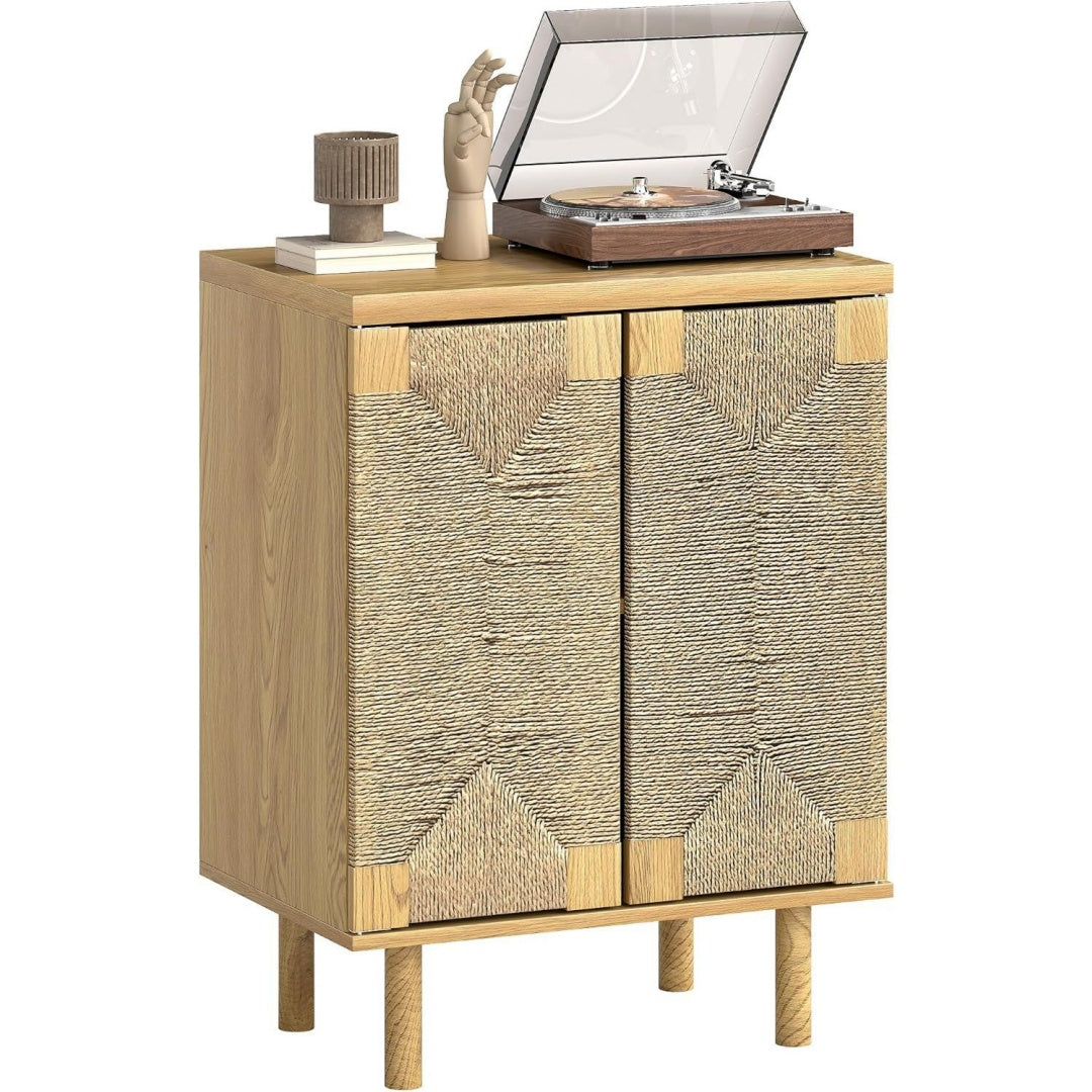 Sideboard verbindet grifflose Fronten und Holzbeine