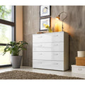 Hochschrank mit glaenzenden Oberflaechen und matten Oberflaechen